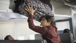 мужчина самолет чемодан