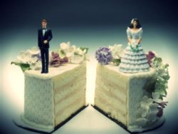 изображены два куска торта свадебного с женихом и невестой