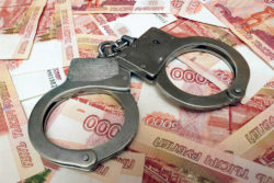 денежные купюры и наручники грабеж