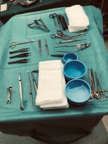 медицинские инструменты приготовлены хирургом