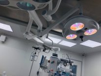 потолочная лампа в операционной
